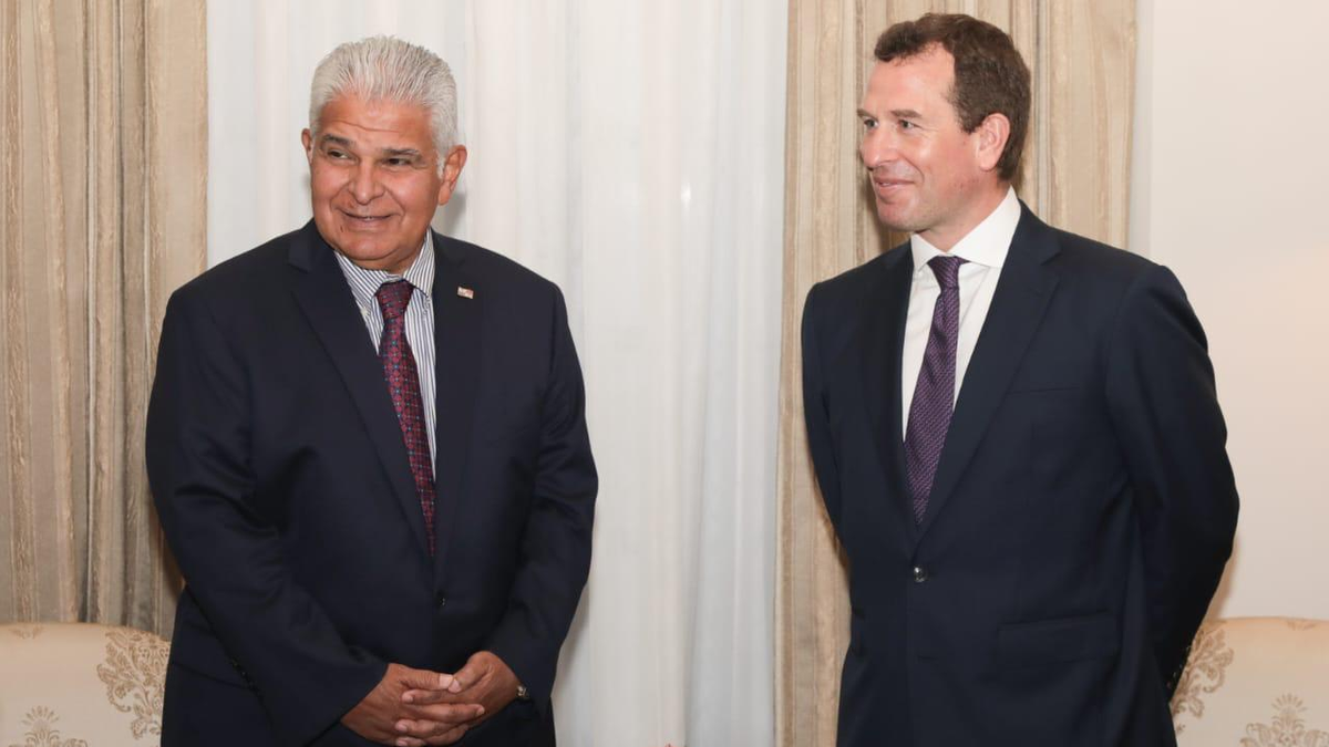 Mulino recibe a Peter Phillips, sobrino del Rey Carlos III Mulino recibe a Peter Phillips, sobrino del Rey Carlos III