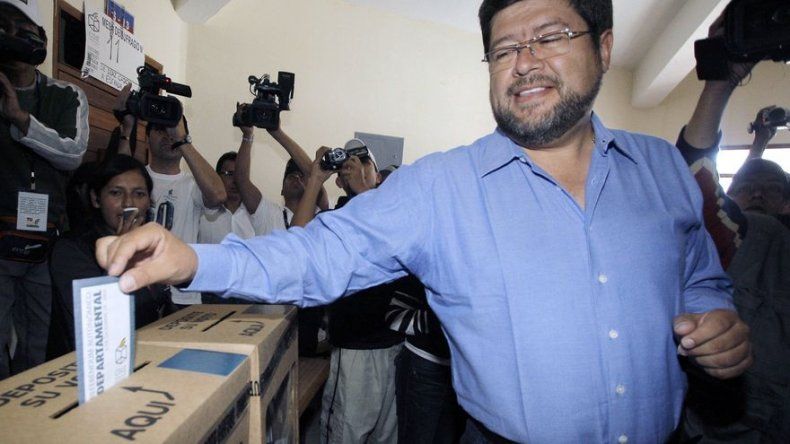 Oposición elige a empresario para retar a Morales