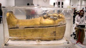 Mimo y paciencia para devolver el lustre al sarcófago de Tutankamón