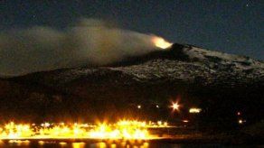 Evacúan a unas 2.000 personas ante riesgo de erupción de volcán en Chile