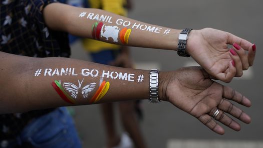 Las principales protestas se registraron en la capital de Sri Lanka, Colombo, donde los manifestantes acamparon más de 100 días ante la oficina del presidente.