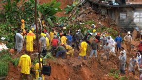 Rescatistas buscan sobrevivientes de alud en Brasil con poca esperanza