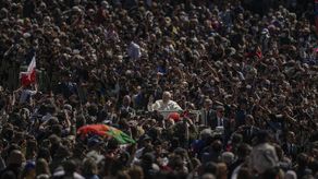 Muchas de las 50.000 personas en la explanada y en una avenida cercana aplaudieron cuando el pontífice mencionó a Ucrania.