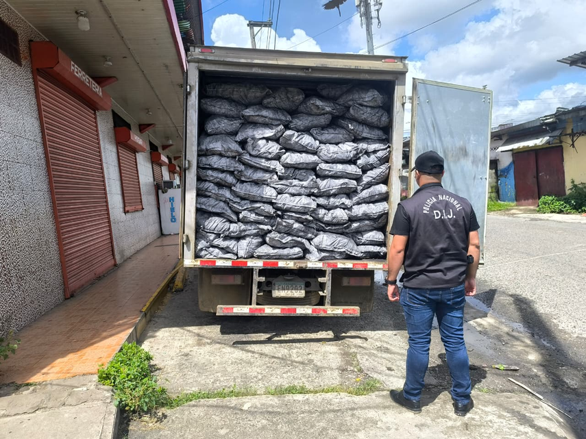 Policía Nacional recupera 600 sacos de carbón valorados en más de 15 mil dólares.