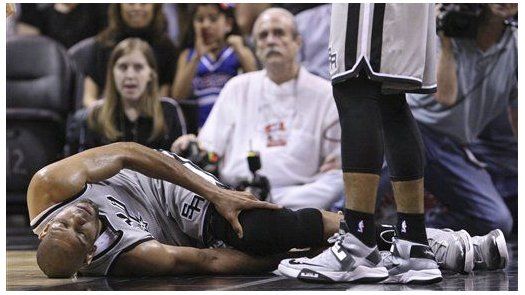 Duncan deja a Spurs por lesión en ambas piernas