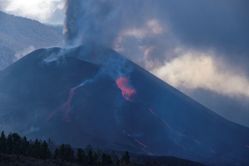 Momento en el que una nueva boca se ha abierto en la parte inferior del cono secundario del volcán de La Palma.