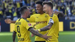 Alcácer anota de nuevo y Dortmund vence a Leverkusen 4-0
